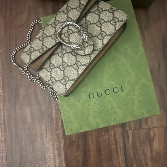 Authentic Gucci crossbody like new - Picture 2 of 4